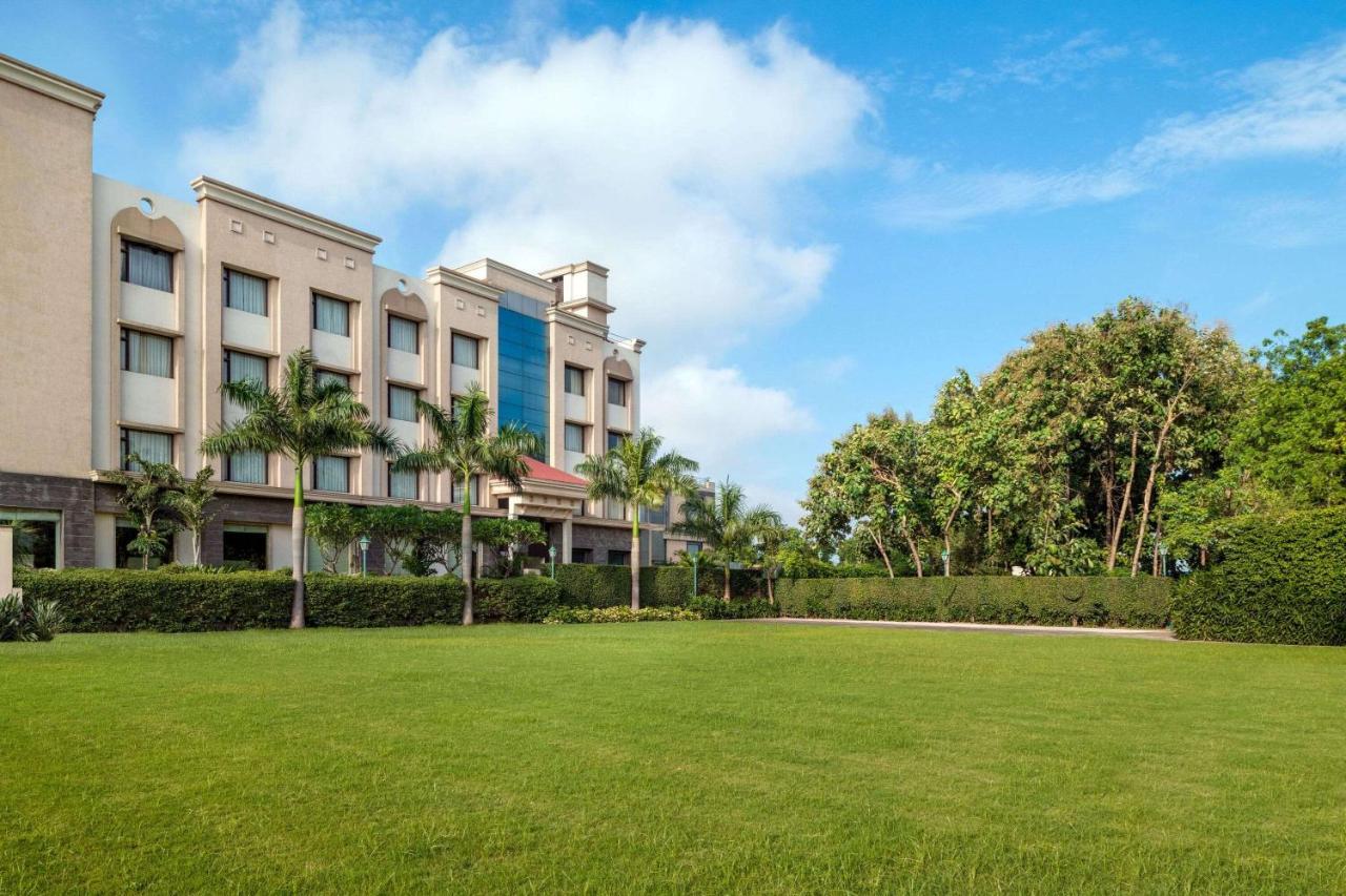 Ramada By Wyndham Varanasi Katesar Chandauli Εξωτερικό φωτογραφία