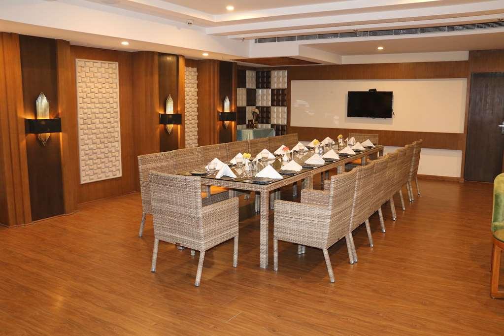 Ramada By Wyndham Varanasi Katesar Chandauli Ανέσεις φωτογραφία