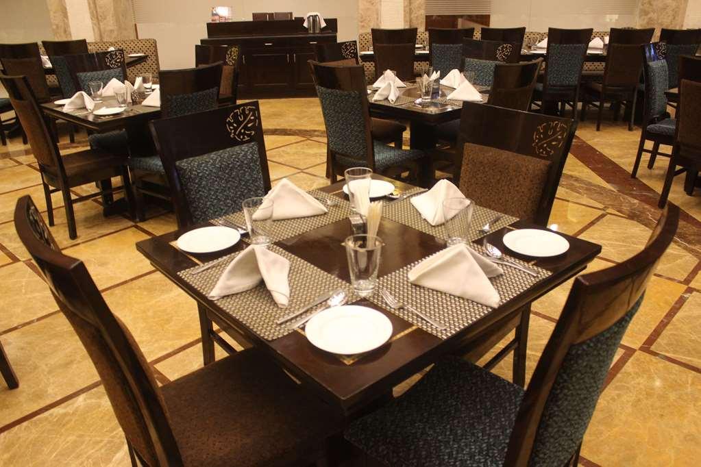 Ramada By Wyndham Varanasi Katesar Chandauli Εστιατόριο φωτογραφία